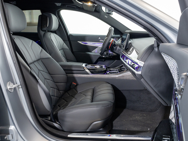 BMW Serie 7 M760e color Gris. Año 2025. 420KW(571CV). Híbrido Electro/Gasolina. En concesionario Oliva Motor Girona de Girona