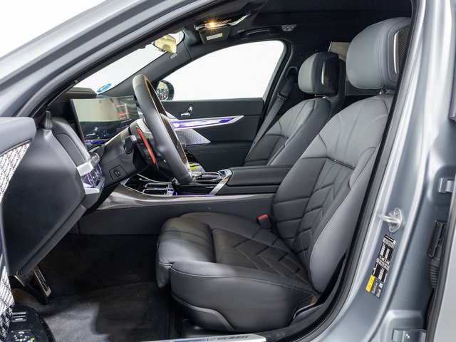 BMW Serie 7 M760e color Gris. Año 2025. 420KW(571CV). Híbrido Electro/Gasolina. En concesionario Oliva Motor Girona de Girona