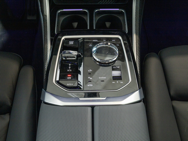 BMW Serie 7 M760e color Gris. Año 2025. 420KW(571CV). Híbrido Electro/Gasolina. En concesionario Oliva Motor Girona de Girona