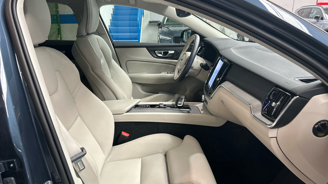 Foto 8 Volvo V60 B4 D Plus Dark Auto 145 kW (197 CV)