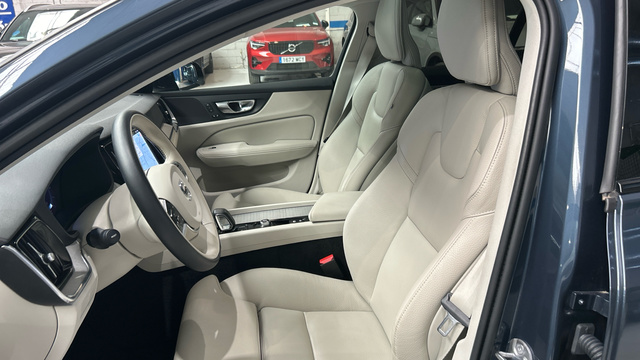 Foto 9 Volvo V60 B4 D Plus Dark Auto 145 kW (197 CV)