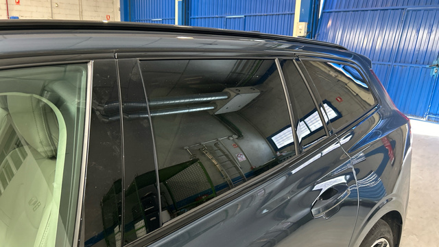 Foto 34 Volvo V60 B4 D Plus Dark Auto 145 kW (197 CV)