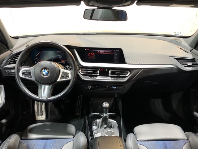 BMW Serie 1 118d color Negro. Año 2022. 110KW(150CV). Diésel. En concesionario Movilnorte El Plantio de Madrid
