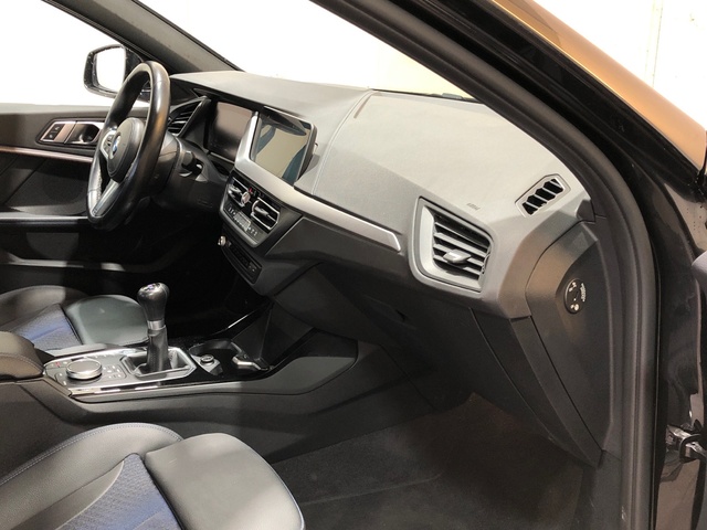 BMW Serie 1 118d color Negro. Año 2022. 110KW(150CV). Diésel. En concesionario Movilnorte El Plantio de Madrid