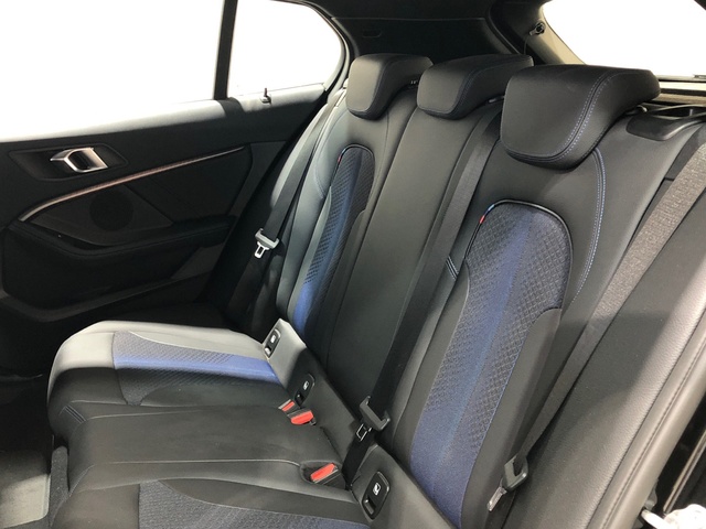 BMW Serie 1 118d color Negro. Año 2022. 110KW(150CV). Diésel. En concesionario Movilnorte El Plantio de Madrid