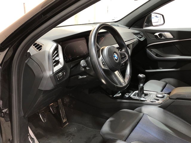 BMW Serie 1 118d color Negro. Año 2022. 110KW(150CV). Diésel. En concesionario Movilnorte El Plantio de Madrid