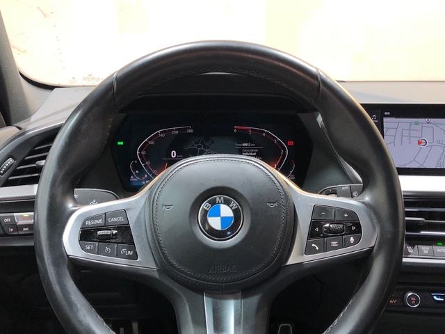 BMW Serie 1 118d color Negro. Año 2022. 110KW(150CV). Diésel. En concesionario Movilnorte El Plantio de Madrid