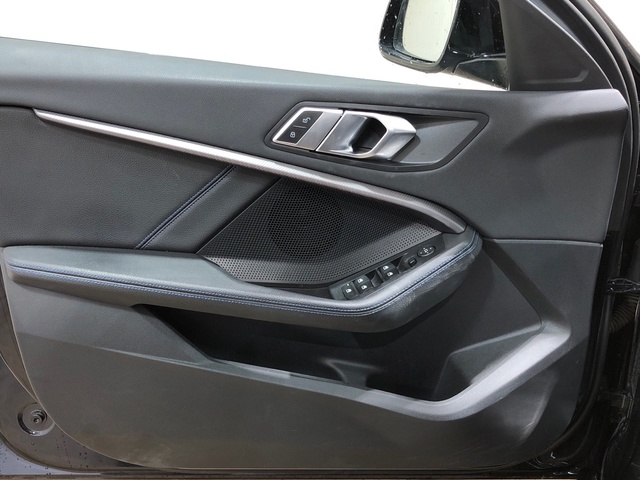 BMW Serie 1 118d color Negro. Año 2022. 110KW(150CV). Diésel. En concesionario Movilnorte El Plantio de Madrid