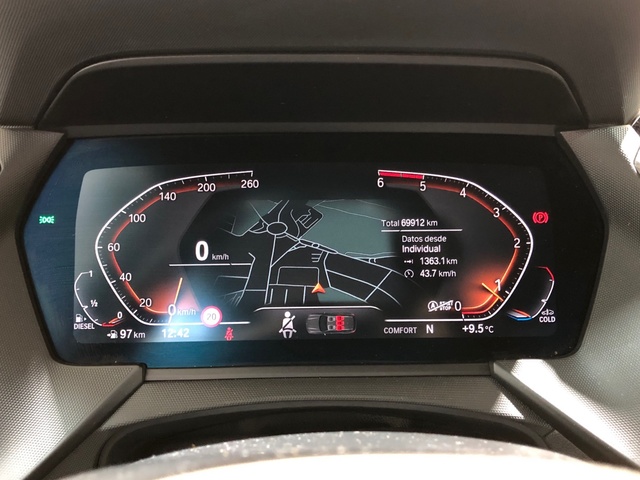 BMW Serie 1 118d color Negro. Año 2022. 110KW(150CV). Diésel. En concesionario Movilnorte El Plantio de Madrid