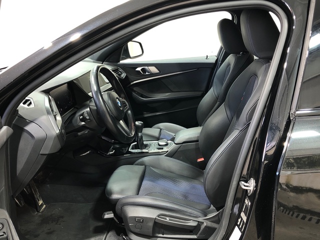 BMW Serie 1 118d color Negro. Año 2022. 110KW(150CV). Diésel. En concesionario Movilnorte El Plantio de Madrid