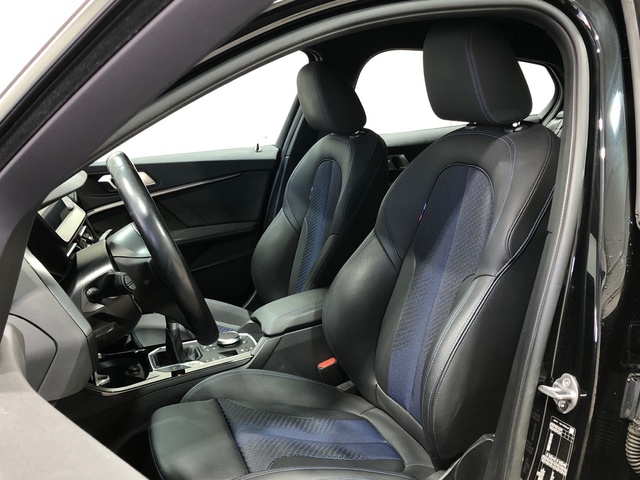 BMW Serie 1 118d color Negro. Año 2022. 110KW(150CV). Diésel. En concesionario Movilnorte El Plantio de Madrid