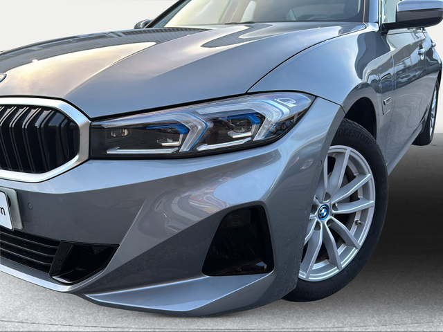BMW Serie 3 320e color Gris. Año 2024. 150KW(204CV). Híbrido Electro/Gasolina. En concesionario Ilbira Motor | Granada de Granada
