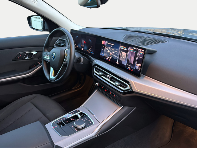 BMW Serie 3 320e color Gris. Año 2024. 150KW(204CV). Híbrido Electro/Gasolina. En concesionario Ilbira Motor | Granada de Granada