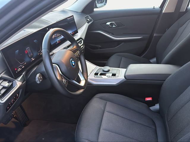 BMW Serie 3 320e color Gris. Año 2024. 150KW(204CV). Híbrido Electro/Gasolina. En concesionario Ilbira Motor | Granada de Granada