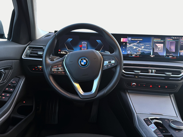 BMW Serie 3 320e color Gris. Año 2024. 150KW(204CV). Híbrido Electro/Gasolina. En concesionario Ilbira Motor | Granada de Granada