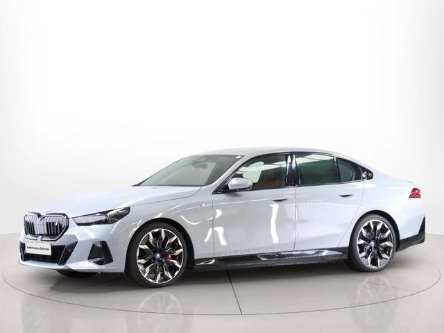 BMW i5 eDrive40 color Gris. Año 2023. 250KW(340CV). Elétrico. En concesionario BMW Group Portugal Outlet de Oeiras