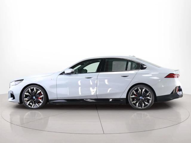 BMW i5 eDrive40 color Gris. Año 2023. 250KW(340CV). Elétrico. En concesionario BMW Group Portugal Outlet de Oeiras