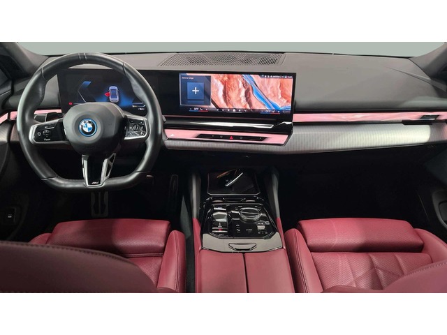 BMW i5 eDrive40 color Gris. Año 2023. 250KW(340CV). Elétrico. En concesionario BMW Group Portugal Outlet de Oeiras