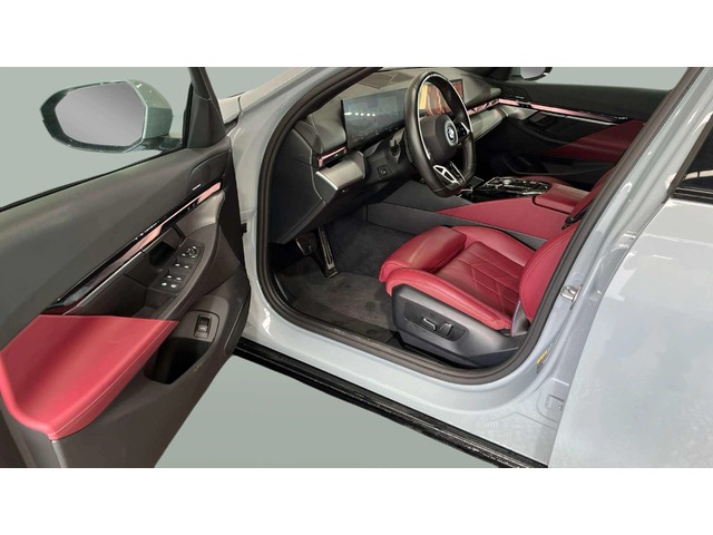 BMW i5 eDrive40 color Gris. Año 2023. 250KW(340CV). Elétrico. En concesionario BMW Group Portugal Outlet de Oeiras