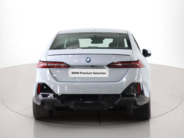 BMW i5 eDrive40 color Gris. Año 2023. 250KW(340CV). Elétrico. En concesionario BMW Group Portugal Outlet de Oeiras