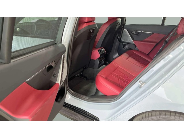 BMW i5 eDrive40 color Gris. Año 2023. 250KW(340CV). Elétrico. En concesionario BMW Group Portugal Outlet de Oeiras