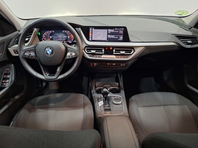 BMW Serie 1 118d color Gris. Año 2024. 110KW(150CV). Diésel. En concesionario Tormes Motor de Salamanca