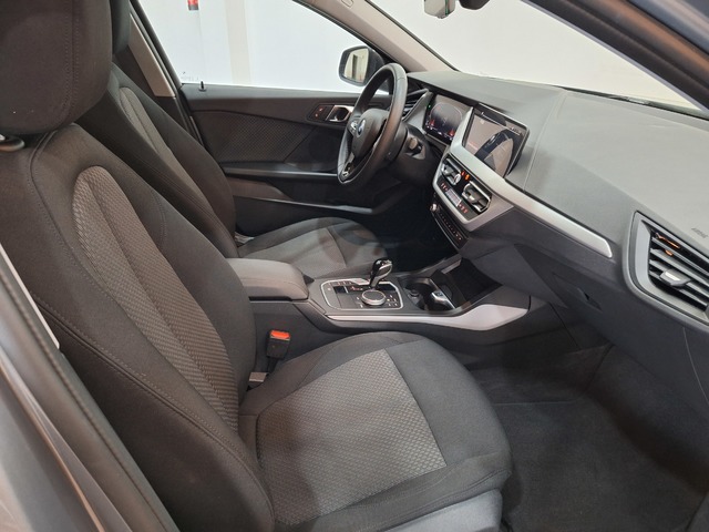 BMW Serie 1 118d color Gris. Año 2024. 110KW(150CV). Diésel. En concesionario Tormes Motor de Salamanca
