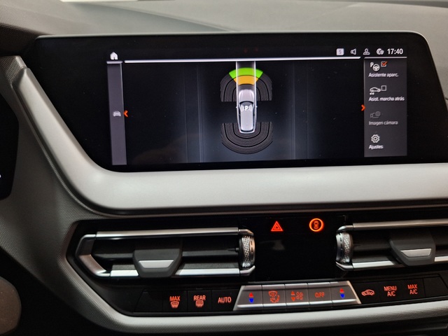 BMW Serie 1 118d color Gris. Año 2024. 110KW(150CV). Diésel. En concesionario Tormes Motor de Salamanca