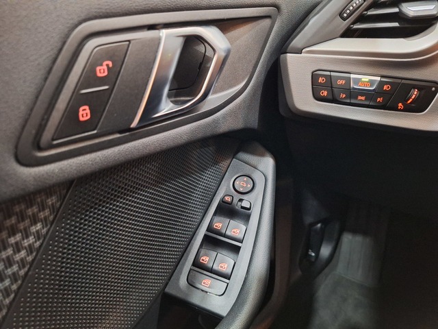 BMW Serie 1 118d color Gris. Año 2024. 110KW(150CV). Diésel. En concesionario Tormes Motor de Salamanca