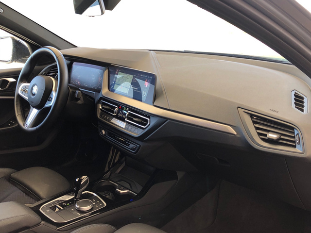 BMW Serie 1 118d color Gris. Año 2024. 110KW(150CV). Diésel. En concesionario Vehinter Alcorcón de Madrid