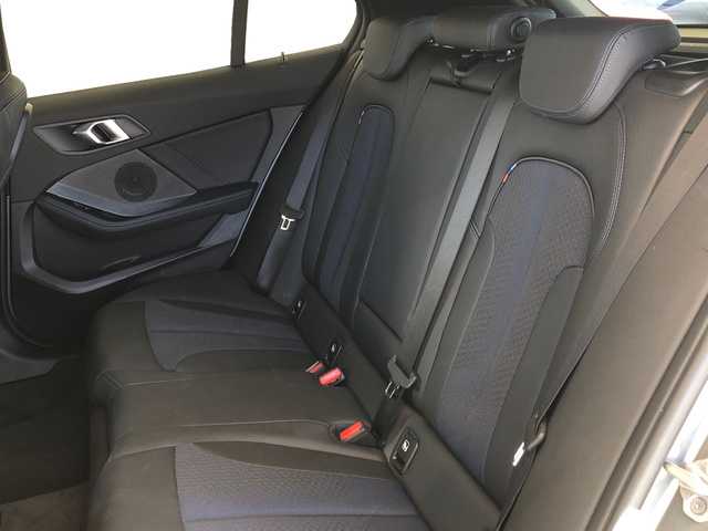 BMW Serie 1 118d color Gris. Año 2024. 110KW(150CV). Diésel. En concesionario Vehinter Alcorcón de Madrid