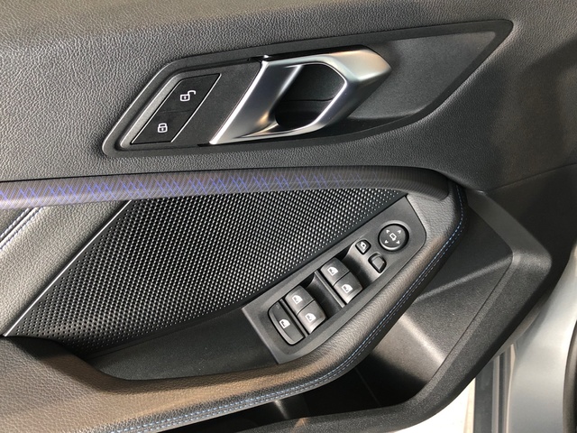 BMW Serie 1 118d color Gris. Año 2024. 110KW(150CV). Diésel. En concesionario Vehinter Alcorcón de Madrid