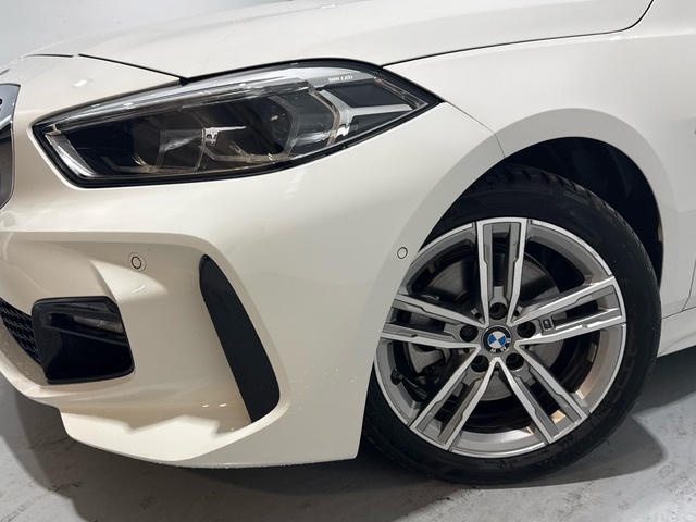 BMW Serie 1 118i color Blanco. Año 2021. 103KW(140CV). Gasolina. En concesionario Auto Premier, S.A. - ALCALÁ DE HENARES de Madrid