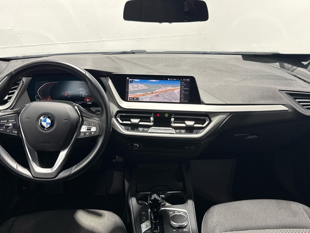 BMW Serie 1 118d color Negro. Año 2022. 110KW(150CV). Diésel. En concesionario Auto Premier, S.A. - MADRID de Madrid