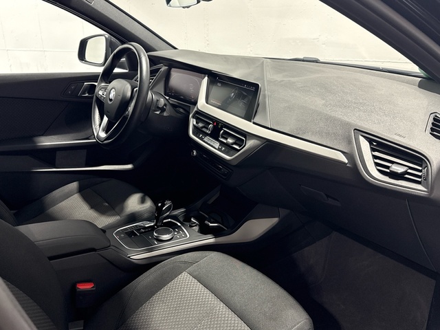 BMW Serie 1 118d color Negro. Año 2022. 110KW(150CV). Diésel. En concesionario Auto Premier, S.A. - MADRID de Madrid