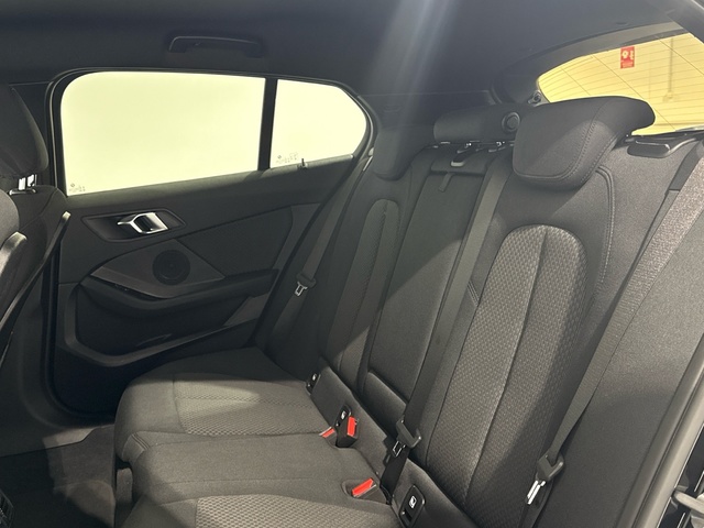 BMW Serie 1 118d color Negro. Año 2022. 110KW(150CV). Diésel. En concesionario Auto Premier, S.A. - MADRID de Madrid