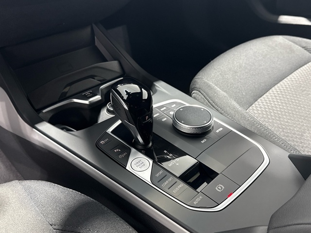 BMW Serie 1 118d color Negro. Año 2022. 110KW(150CV). Diésel. En concesionario Auto Premier, S.A. - MADRID de Madrid