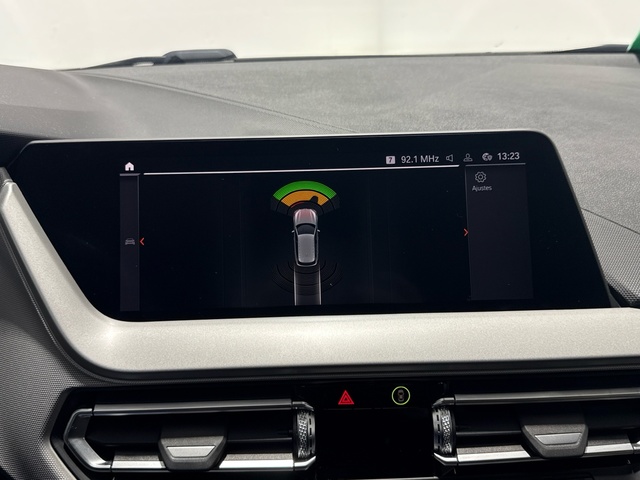 BMW Serie 1 118d color Negro. Año 2022. 110KW(150CV). Diésel. En concesionario Auto Premier, S.A. - MADRID de Madrid