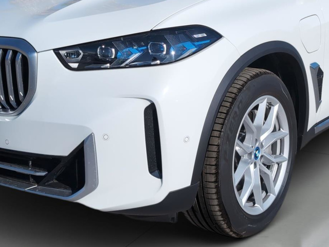 BMW X5 xDrive50e color Blanco. Año 2025. 360KW(489CV). Híbrido Electro/Gasolina. En concesionario Automotor Premium Velázquez - Málaga de Málaga
