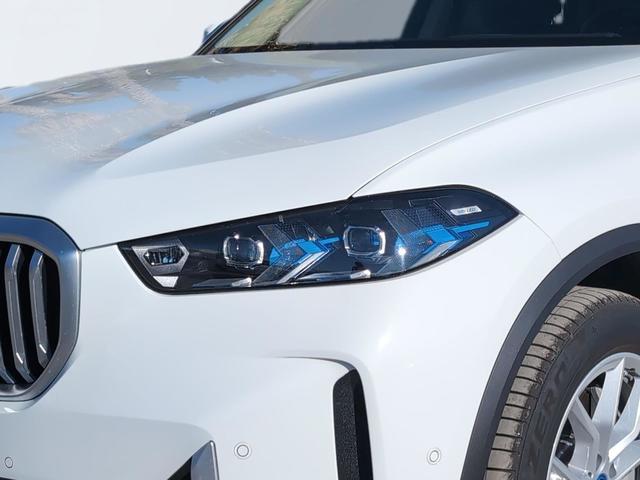 BMW X5 xDrive50e color Blanco. Año 2025. 360KW(489CV). Híbrido Electro/Gasolina. En concesionario Automotor Premium Velázquez - Málaga de Málaga