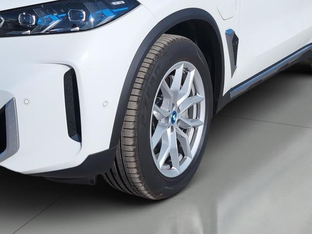 BMW X5 xDrive50e color Blanco. Año 2025. 360KW(489CV). Híbrido Electro/Gasolina. En concesionario Automotor Premium Velázquez - Málaga de Málaga