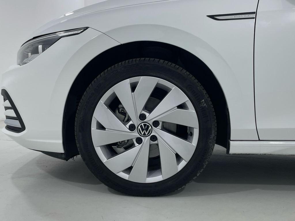 Volkswagen Golf 1.5 eTSI en Barcelona