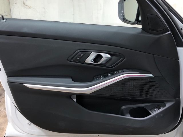 BMW Serie 3 320d Touring color Blanco. Año 2025. 140KW(190CV). Diésel. En concesionario Movilnorte El Plantio de Madrid