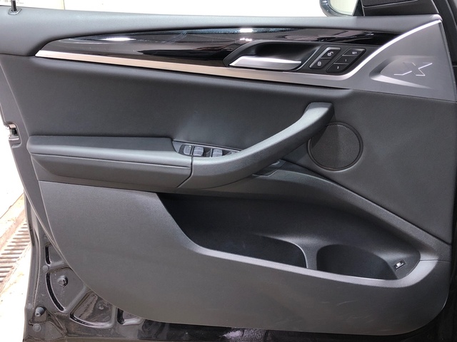 BMW X3 xDrive30e color Negro. Año 2024. 215KW(292CV). Híbrido Electro/Gasolina. En concesionario Movilnorte El Plantio de Madrid