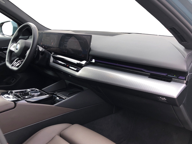 BMW Serie 5 520d color Verde. Año 2025. 145KW(197CV). Diésel. En concesionario Vehinter Getafe de Madrid