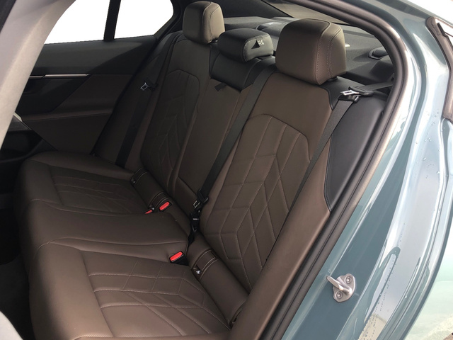 BMW Serie 5 520d color Verde. Año 2025. 145KW(197CV). Diésel. En concesionario Vehinter Getafe de Madrid