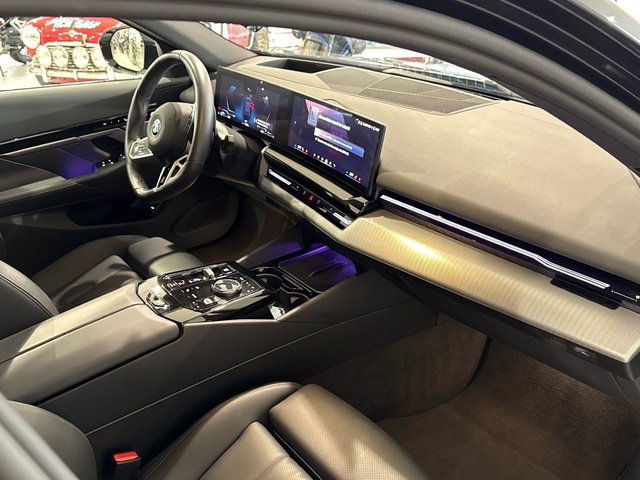 BMW Serie 5 530e color Negro. Año 2020. 220KW(299CV). Híbrido Electro/Gasolina. En concesionario Motor Gorbea de Álava