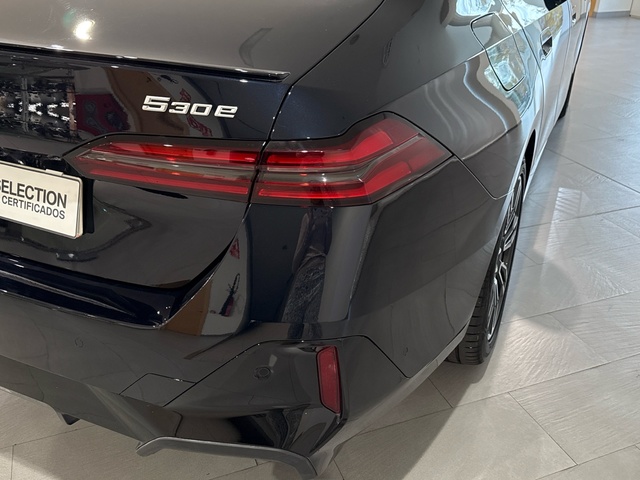 BMW Serie 5 530e color Negro. Año 2020. 220KW(299CV). Híbrido Electro/Gasolina. En concesionario Motor Gorbea de Álava