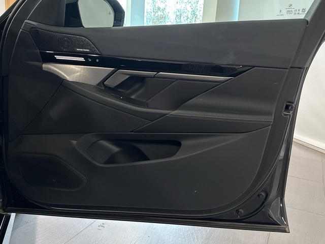 BMW Serie 5 530e color Negro. Año 2020. 220KW(299CV). Híbrido Electro/Gasolina. En concesionario Motor Gorbea de Álava