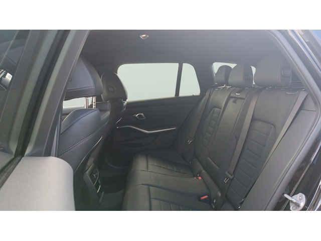 BMW Serie 3 330e Touring color Negro. Año 2024. 215KW(292CV). Híbrido Electro/Gasolina. En concesionario TACO de Sta. C. Tenerife